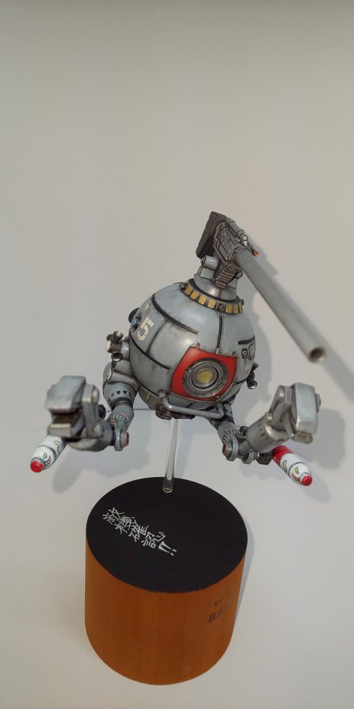 本体の上に外装甲が被さる仕組みを一度に行う金型式真空鋳造生産(なんだそれ(笑))という方法が開発され、ごく短期間で大量生産を叶えた。本体各所にある太いスリットは この生産方法での“型跡”である、、、という事にして見て見ぬふりをします(* ̄∇ ̄)ノ