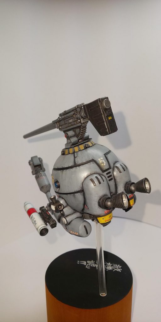 主砲ターレット基部に 4方向のスラスターをつけて、ボディ真横の窓はカメラ式にしました。