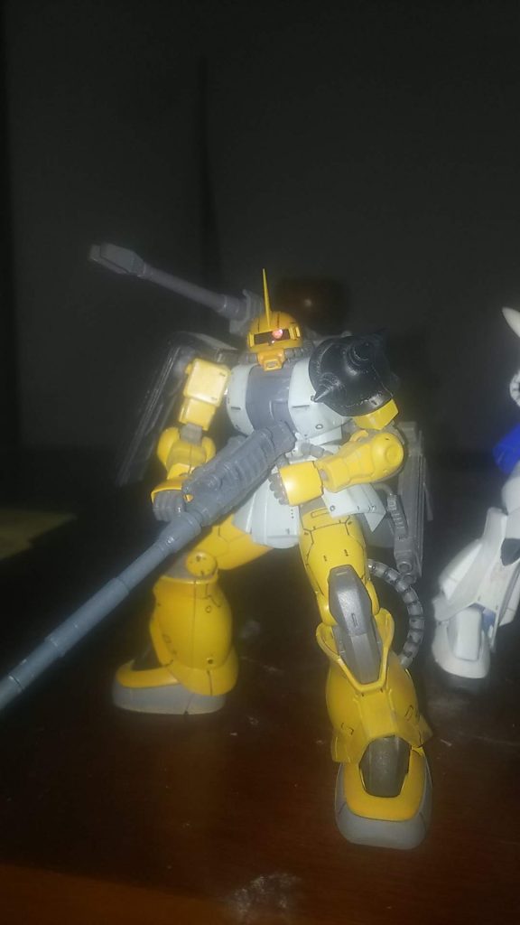 諸事情で頭部を破損させてしまい、部品発注して修理した次いでに、ビルダーズパーツのブレードアンテナを装着しました。この時に、モノアイも定番のHアイズ ピンクの2.5mmを使用しました。