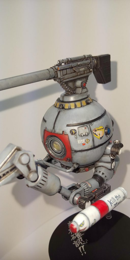 コックピットハッチの左上に副武装の機銃をつけました。
主砲はキットのギア部とプラ材で作りました。
腕にはトーチカ等、“動かない敵”を破壊するためのミサイルを簡単な可動式ランチャーで携行してます。
ちなみにコックピットハッチは、ドラム式洗濯機の蓋を参考にデコりました。