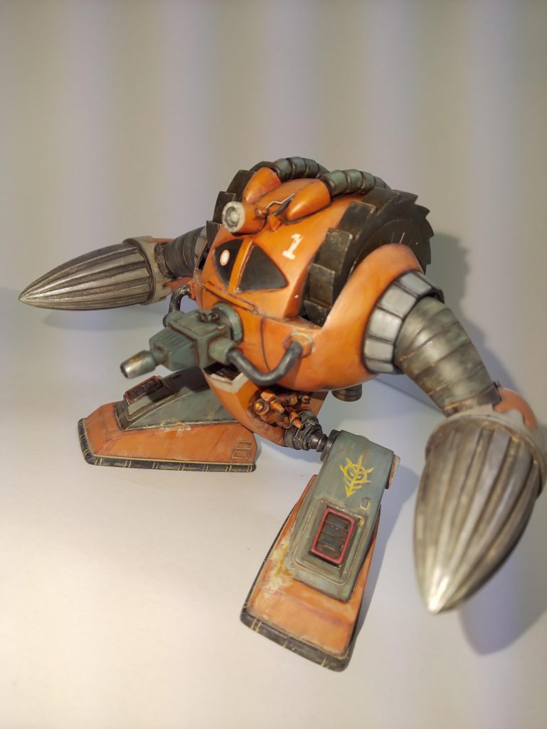 脚の着け根付近にダンパーっぽいものをつけて、ちょこっと油滲みしてる風にしてみました。