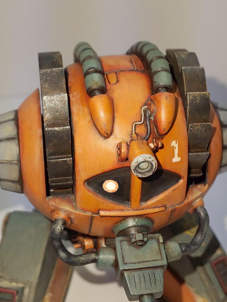 トンネル工事作業員と言えば頭ライトという安易な発想で、サーチライトを追加してます。掘削中に割れそうですけど(笑)