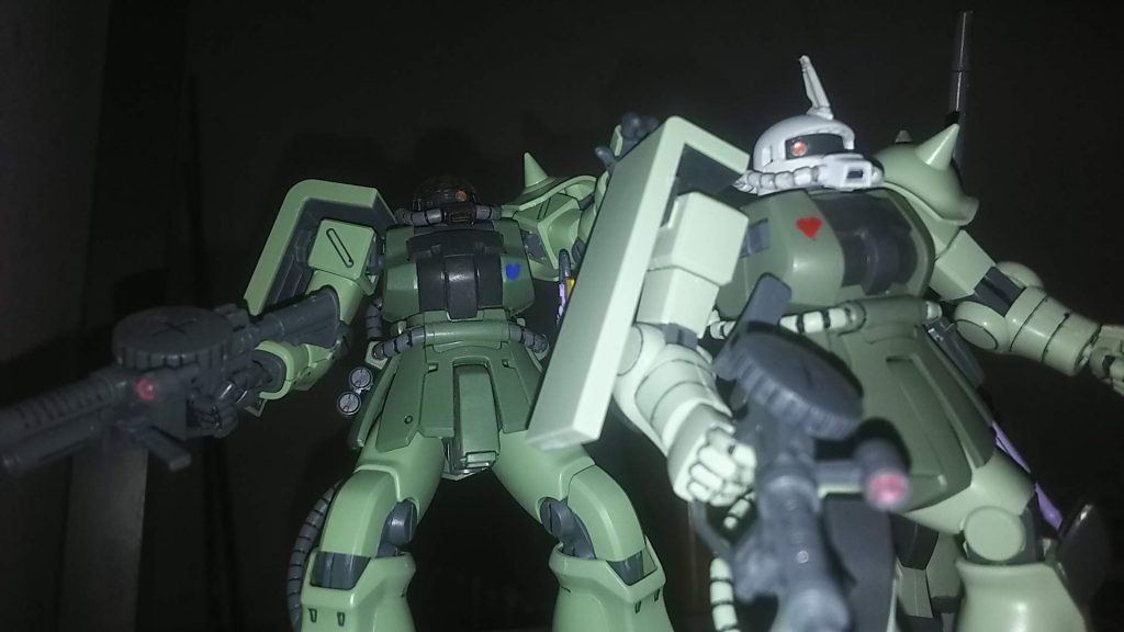 アンテナは、ビルダーズパーツのアンテナを使用しております。モノアイは、waveのバーニア(多分それだった気がします。曖昧ですみません。)とHアイズを組み合わせたものを使用しております。