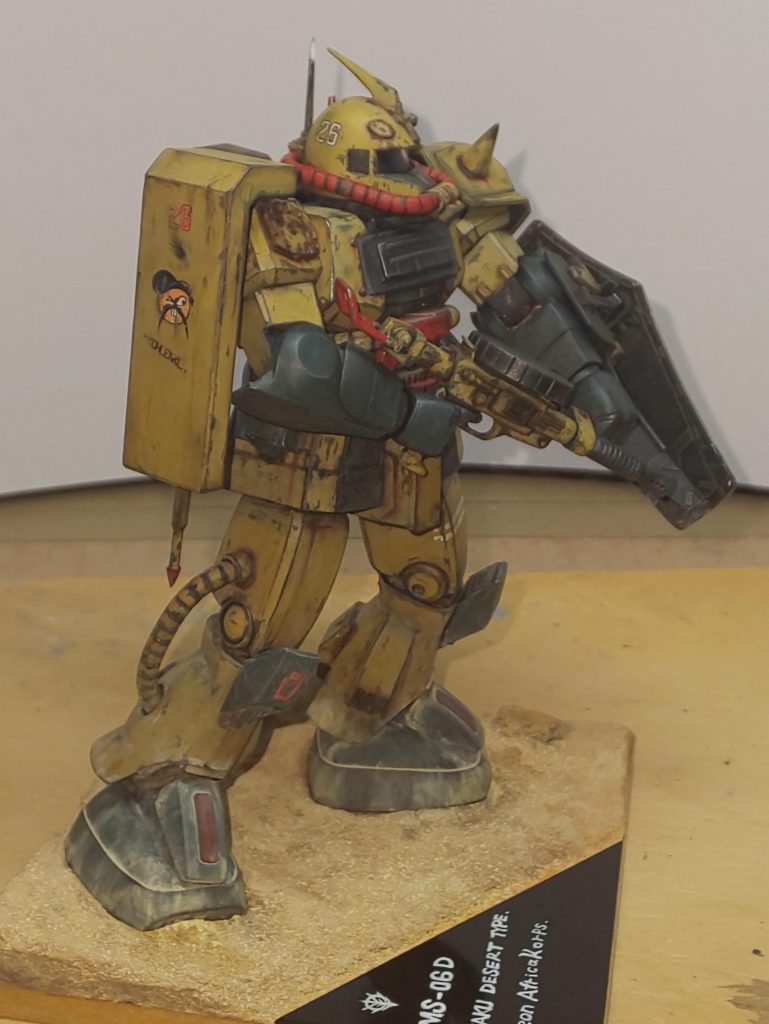 偵察型ザクの太ももを流用したのは、角ばったデザインの砂ザクに丸い太ももが嫌だったから。