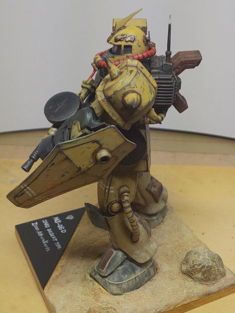 300円グフのシールドを流用しました。 裏はプラ材ででっちあげてます。