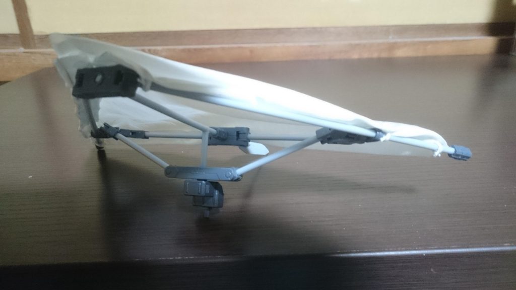 グライドストライカー。
怪盗キッドと言えばハンググライダー。
ビルダーズパーツとプラ棒で作成。布はプラ棒に糸を巻き付けて固定しています。これを作っている時が１番楽しかったです。