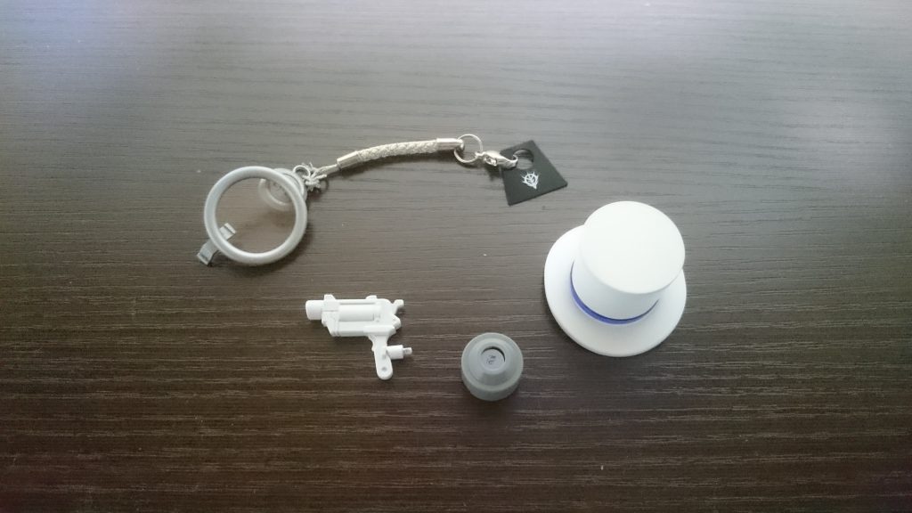 シルクハットは頭頂部に取り付けたいと思い、頭の中とハットの左の腕延長パーツの中にネオジム磁石を仕込み、シルクハットを被せるようにしています。
モノクルはランナー中央の半丸の部分と透明プラ板、及びジャンクパーツと100均のストラップで作成。これにもネオジム磁石を仕込んで、取り外しが出来るようにしています。
ピストルはザクアメイジングのものを元にジャンクパーツでそれっぽくしています。トランプは残念ながら発射しませんが、チェーン状のものを発射するという設定にしています。