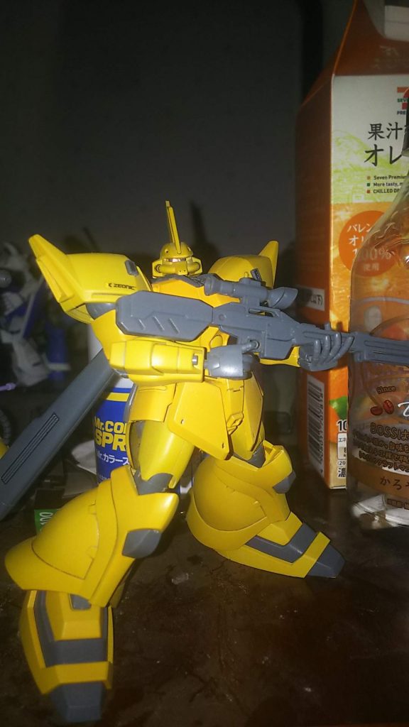 下地に1200番のサフを吹いてからパッと見全然違いが分からないですが、四肢、頭部はクレオスのキャラクターイエロー胴体、腰部はクレオスの山吹色を吹いてあります。一部、ファントムグレーを吹いてあります。