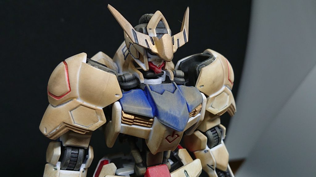 バストアップ写真。筆塗りとガンダムマーカーを中心に部分的に塗装しています。