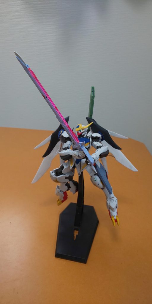 アロンダイド。やっぱり自分はデカイ剣が好きなんだと思う。広い稼働範囲のおかげで両手持ちが出来ます。