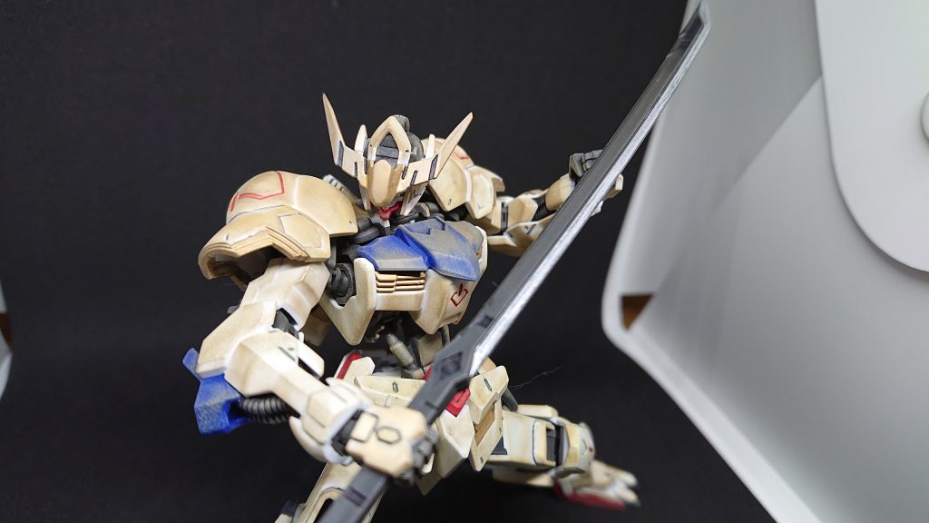 刀を構え戦闘イメージ。メイスもかっこいいですが、刀の方が個人的に好きですね。