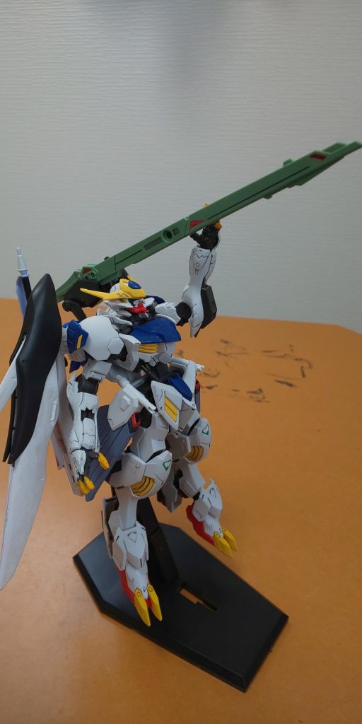 名無し砲。脇に挟もうとすると窮屈になってしまうのと、クスフィアスと被るので肩から出す方に向きを変えました。