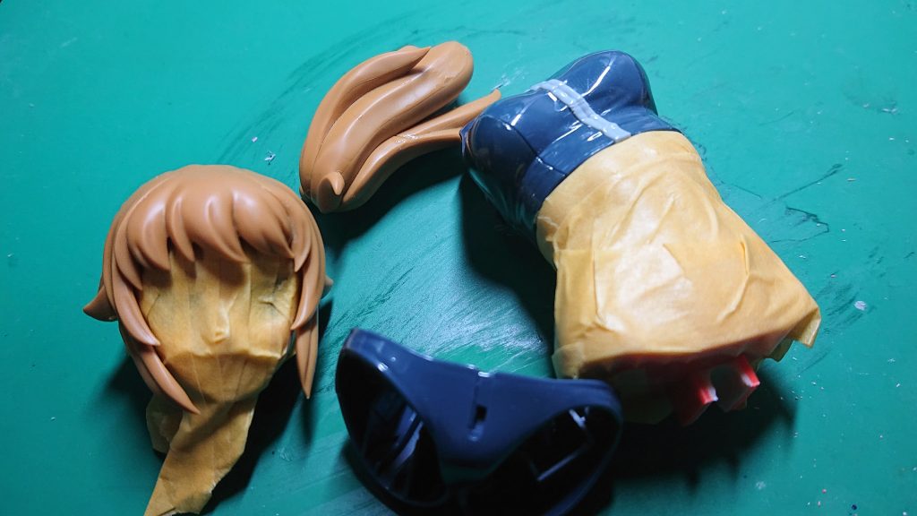 顔はマスキングした状態で髪の毛を接着しています。後ハメ加工するより合わせ目が消しやすそうだったので(゜∇^d)