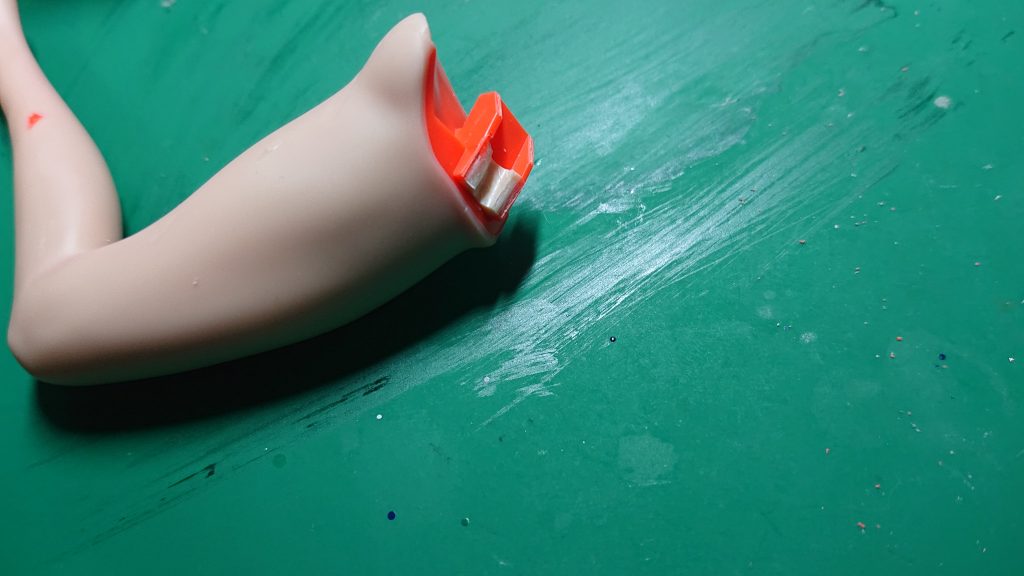 後ハメ加工の為に接続口をカット