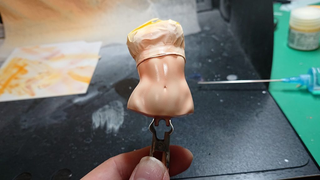 腹部の線に沿ってクリアーペールレッドで濃淡を付けています。
とても生々しい(笑)