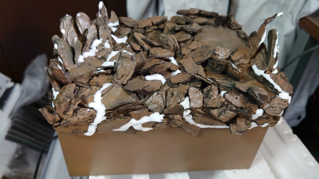 溶岩の表現は木工用ボンドを使って乾燥後上からクリアカラー等で着色しました