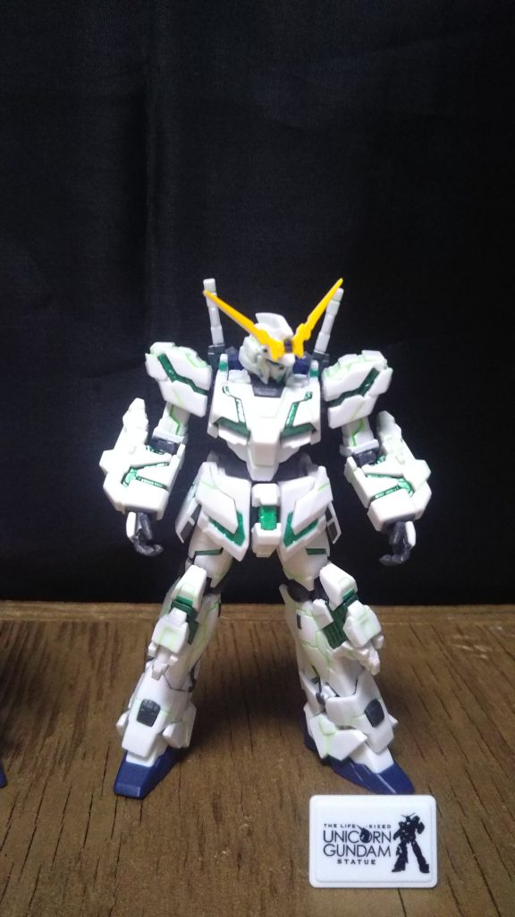 ユニコーン立像前のトレーラーショップのガチャ！緑サイコフレームのユニコーンが出ました。