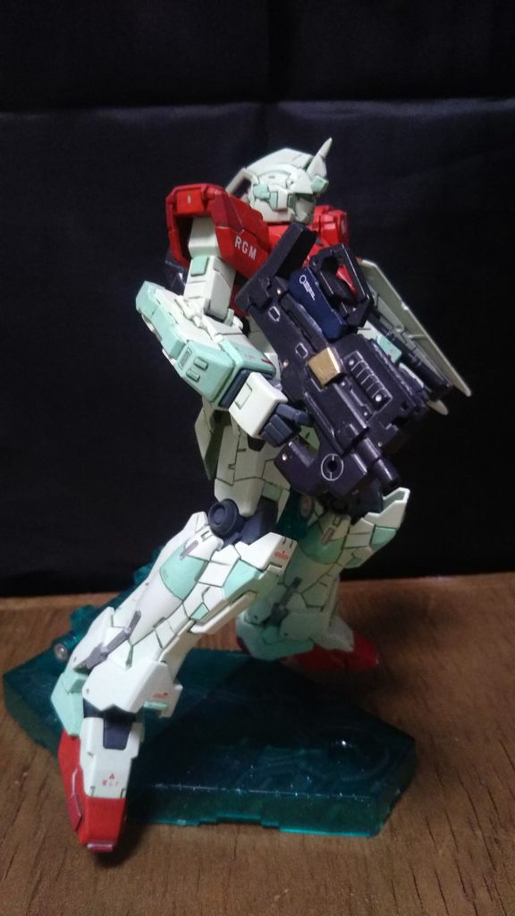 ユニコーンガンダムのもともとのスジ彫りにスミイレと色分け&プラチップでディテールアップ。