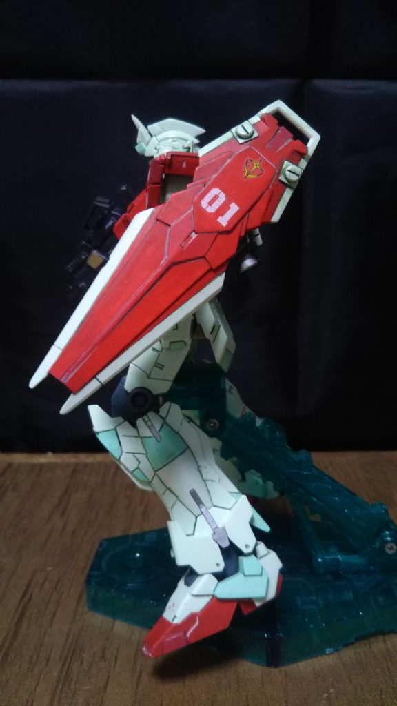 ユニコーンガンダムの装甲のみ大量生産されました的な、サイコフレームはないけどね。