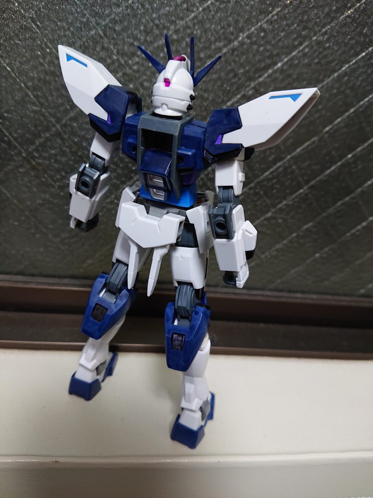 バックショットです。
スラスター部はシャインシルバーで、所々にメタリックブラックを使っています。