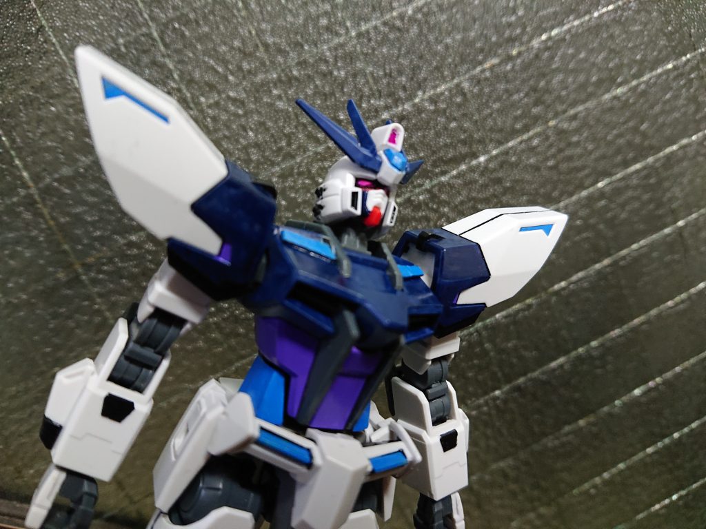 頭部センサー及びツインアイ
各センサー、コンデンサ部はメタリックピンクで塗装。
ちょっとした怪しさがあって結構良いかなと思ってます。