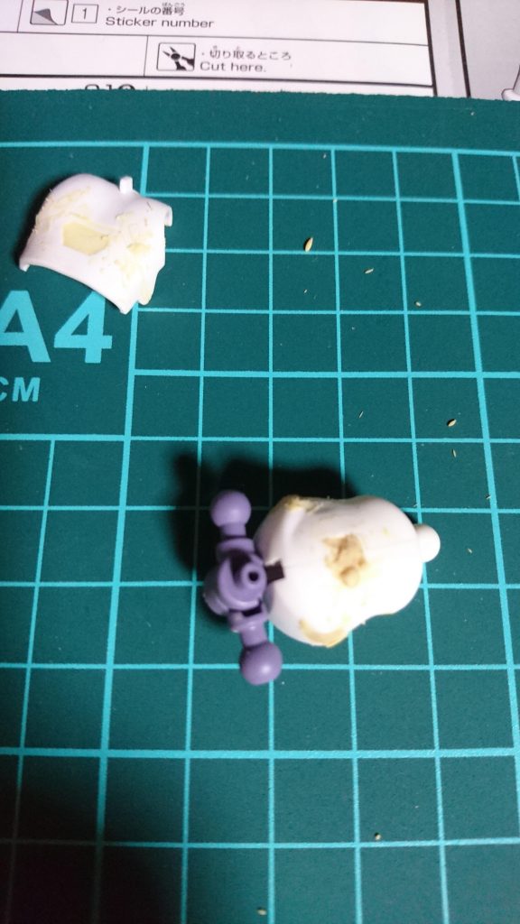 胴体はパテで腰のラインに合わせるように盛る