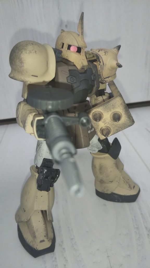 ミニザクマシンガンを構えるザクI。詳しくは後述。