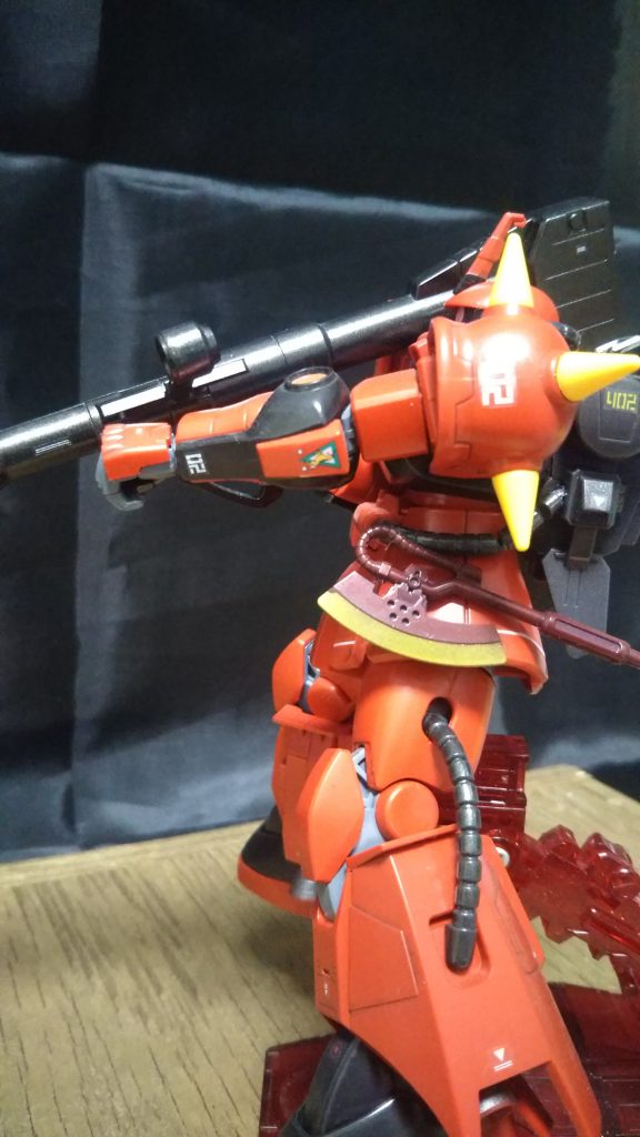 肝心の色ですが、ガンダムカラーの二ムバスレッドをエアブラシ塗装です。