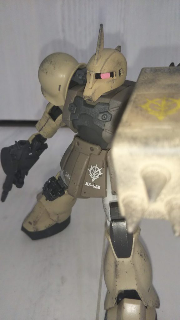 スパイクシールドで攻撃するザクI。