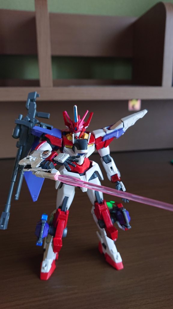 武装は右腕にＧＮライフルとビームサーベル。ビームトンファー部分はバンジーから。