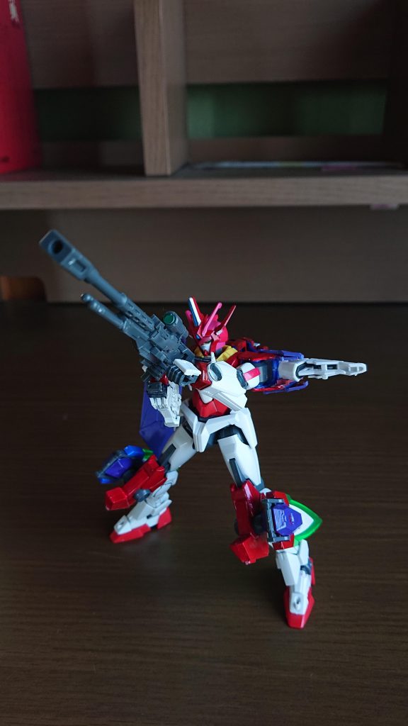 右肩にはＧＮシールドとデュナメスのＧＮスナイパーライフル。