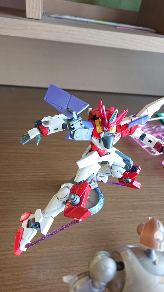 そして、∞ジャスティスといえばグリフォンビームブレイドです。ファトゥム01は紫に塗装しただけなので省略します。今度はオリジナルの武器を作ってみたいです。