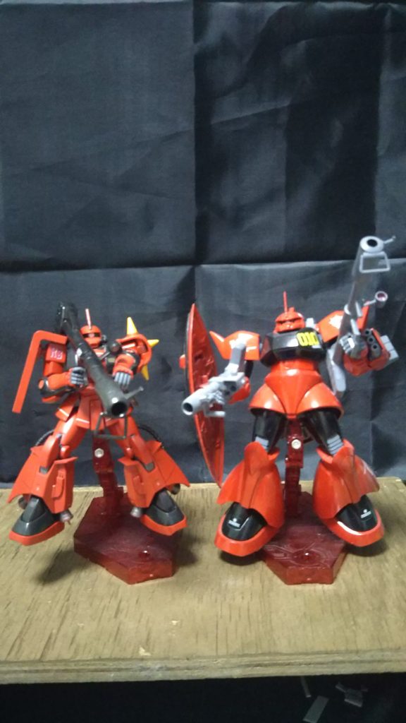 隣は旧キット、ジョニーゲルググとの2こ1で製作したゲルググ‼️接写に耐えきれません。愛着はありますけど。