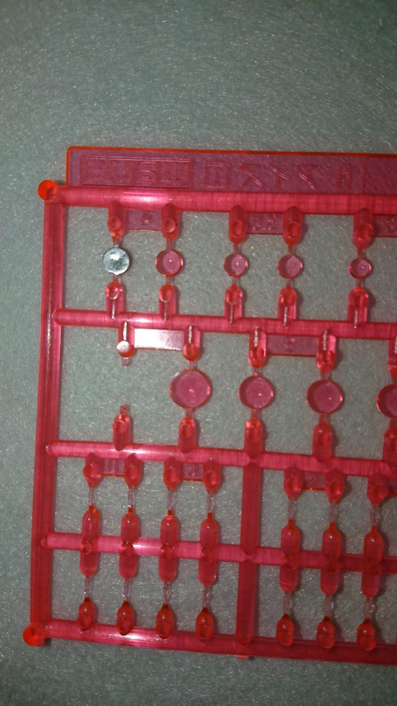 モノアイは市販のオプションパーツを裏からシルバーに塗って付けました