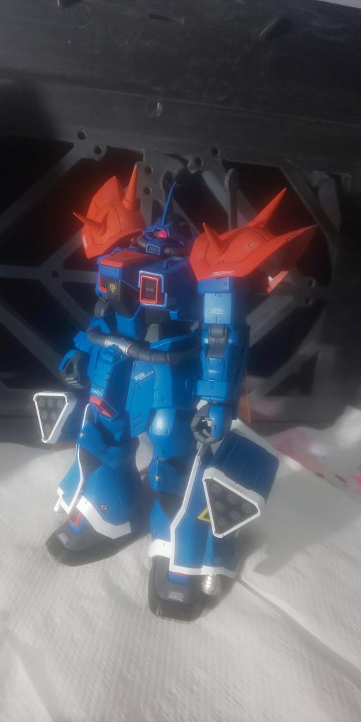 正面から塗装ブースをバックに撮影