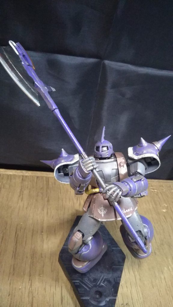 大きな獲物を振り回す。