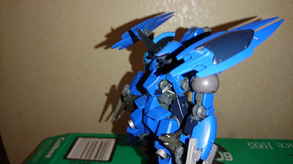 肩にスラスターを付けて機動力をあげてる
レギンレイズジュリアのを参考にした