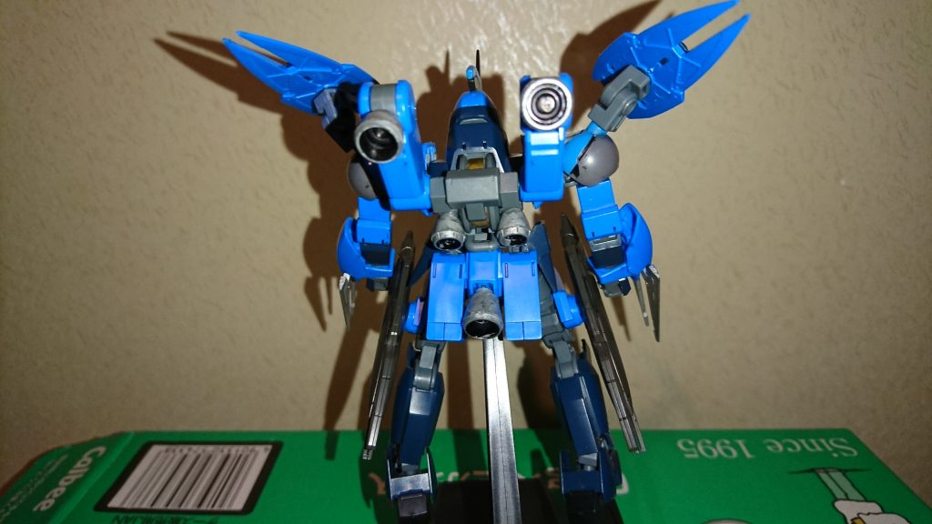 スラスターを増設してるので機動力は高いけど搭乗者の負担は大きい