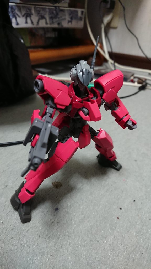 初期案
グレイズ地上戦仕様の脚部を使用していたが、形状が元ネタと違いすぎだったため、グレイズ改弐の脚部を逆にして、旧HGストライクの脚を取り付けたものに変更しました。