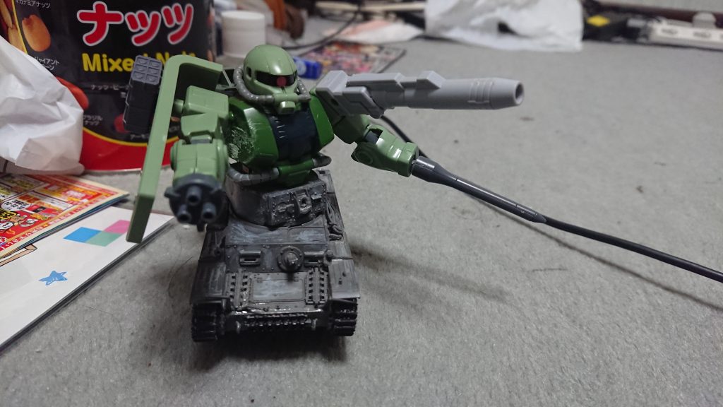 【三連装砲】
連邦のガンタンクのものを参考に開発された牽制用装備。弾数は12発×3。