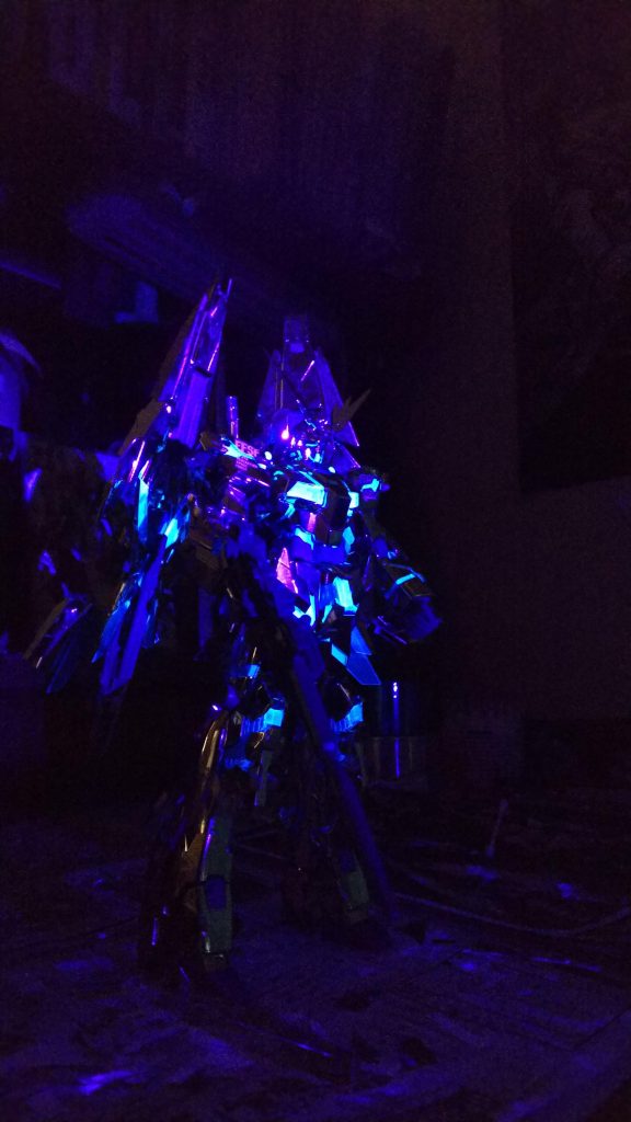 ブラックライトを当てることでサイコフレームが光ります。
これは100均のペンで光らせています