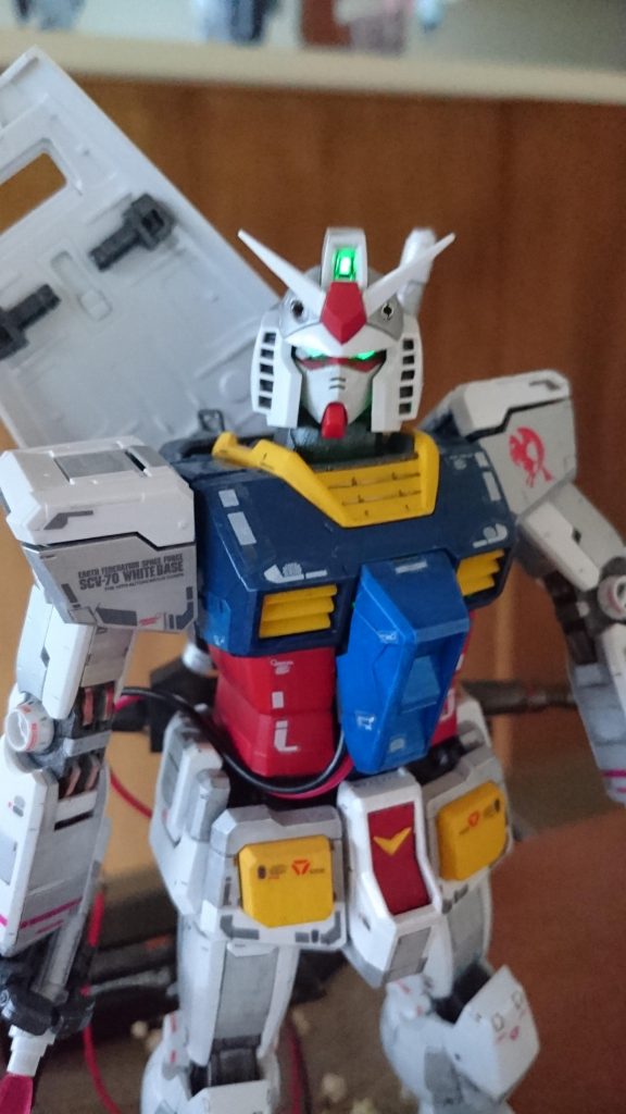 目を緑に光らせると、陸ガンみたい…配線が雑なので、そのうち考えよ。