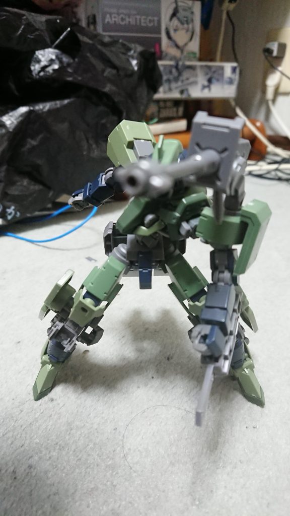 【モビルワーカー形態】
可変式の脚部とホバーユニットを用いて、モビルワーカーと同等の加速性を得る。