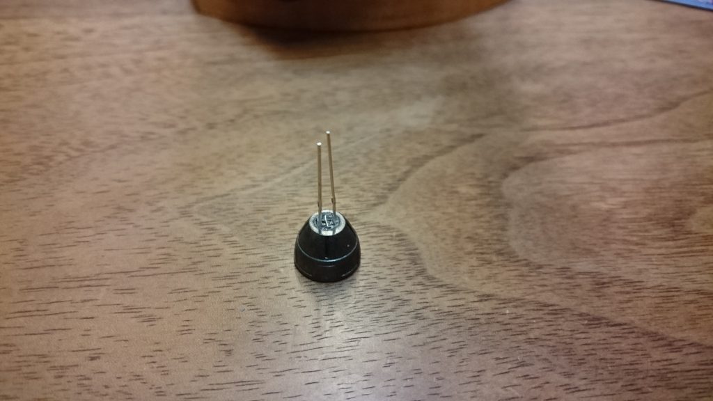 足の中央バーニアに3mmの砲弾LEDを埋め込み