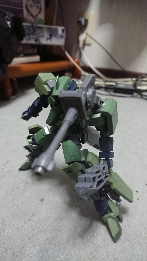 【モビルスーツ形態】
現地改修機故に、ベース機に比べ性能は低下しているが、グレイズの武装を装備することで最新鋭機を撃墜することも可能である。