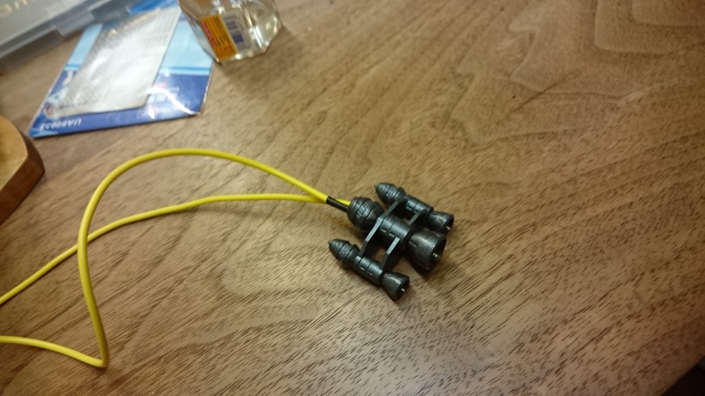 バーニアユニットに配線通して…って、+と-を同じ色の線にしたので、どっちか分かりづらい…