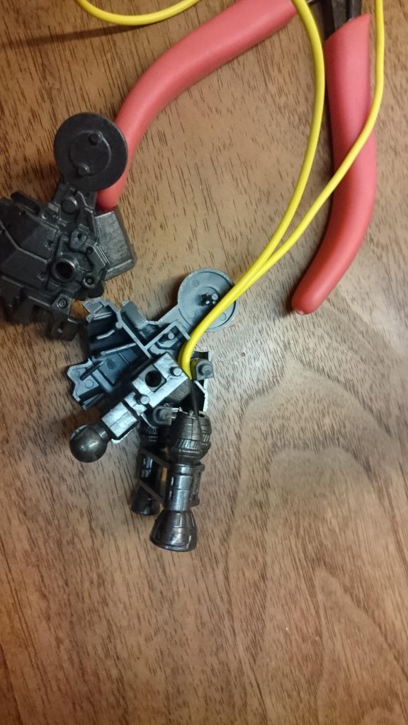 足の配線はこんな感じ