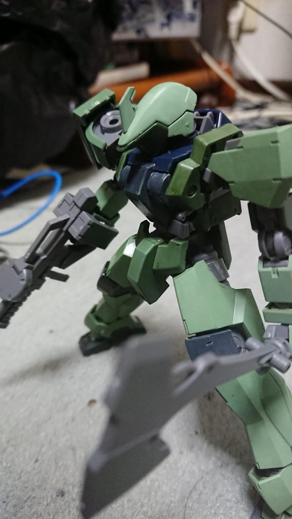 カラーリングと外見でジオン公国軍のMS-06に似ている。