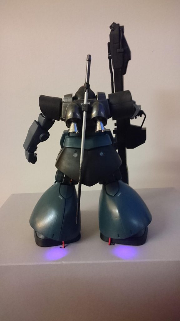 配線はすべて足から、台座はプラモのハコなのです。