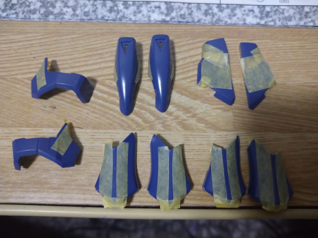 黄色いラインを塗るためにマスキングを施した状態